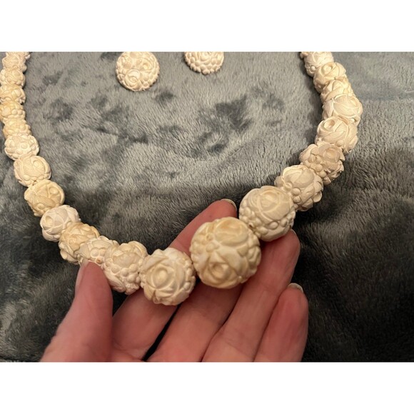 Vintage 1940’s- 50’s Hand carved Necklace & Earrings Cream color - Picture 10 of 11